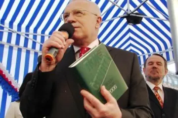 Evropské ohlasy na znovuzvolení Klause: naděje i „politická špína“