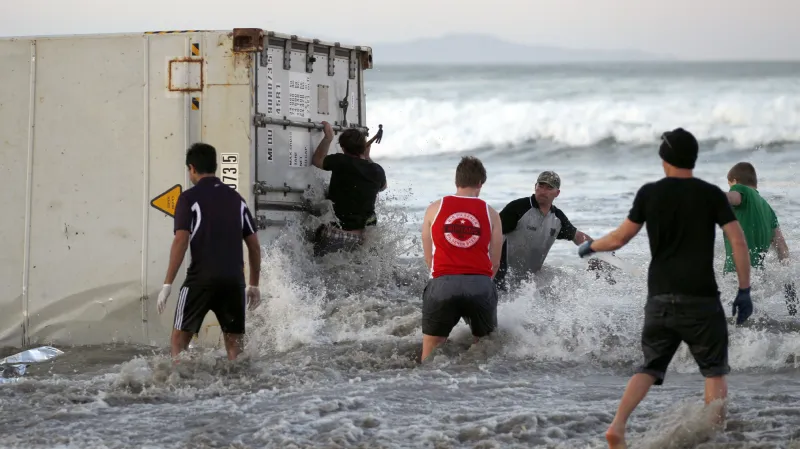 Náklad z lodi Rena se objevil na pláži