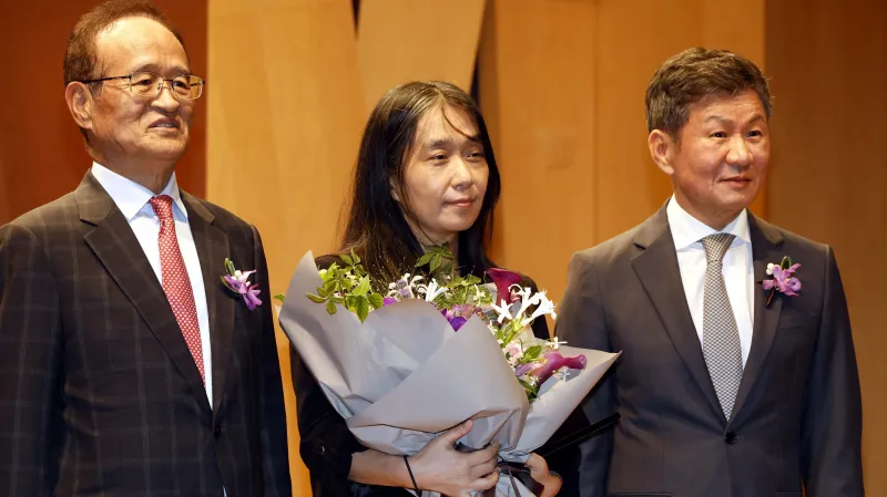 Han Kang na snímku ze 17. října, kdy už byla oceněna Nobelovou cenou