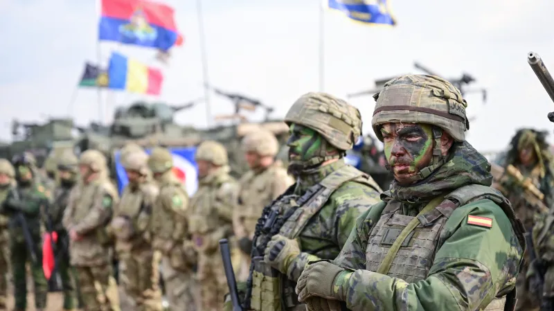 Vojenské síly NATO při statické ukázce po cvičení „Steadfast Dart 2025“ ve výcvikovém prostoru ve Smardanu na jihovýchodě Rumunska 19. února 2025