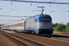 Vlaky Praha–Brno od prosince zrychlí, doženou autobusy