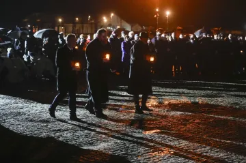 Památku obětí holocaustu si připomněli v Osvětimi i Terezíně