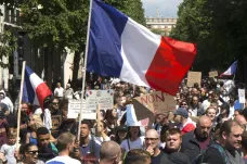 Pandemie ve světě: Ve Francii vypukly protesty kvůli covidovým opatřením. V Austrálii nakonec nebyly