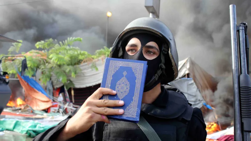 Člen egyptské zásahové jednotky s koránem