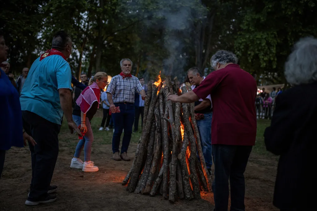 Fyzikové nabídli vědecké vysvětlení fenoménu chůze ohněm, komunita však tento jev vysvětluje překonáním strachu
