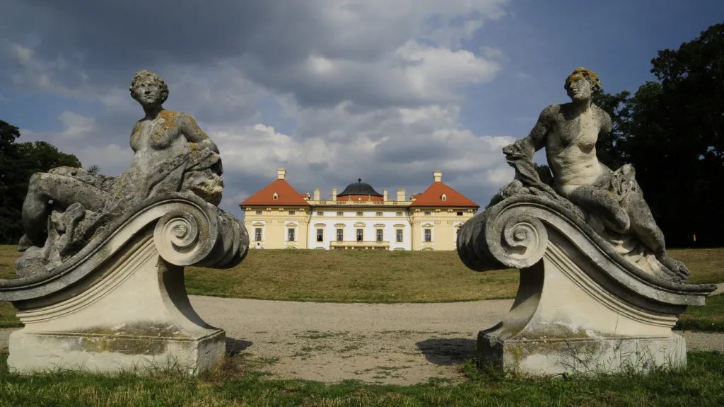 Zámek a barokní sochy ve Slavkově