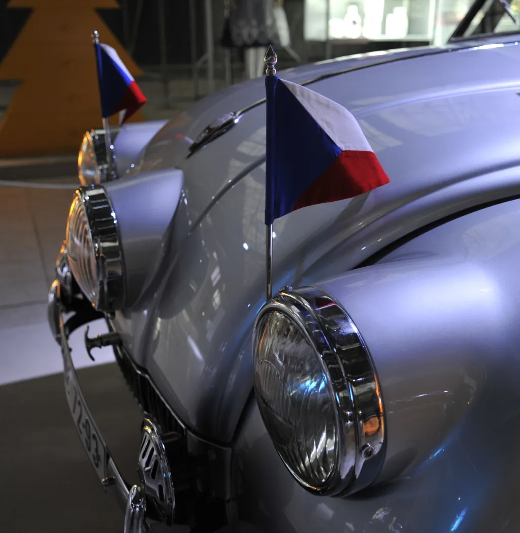 Tatra 87 z expozice cestovatelů Jiřího Hanzelky a Miroslava Zikmunda