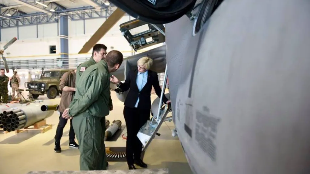 Ministryně se v Náměšti zajímala o detaily provozu vrtulníků