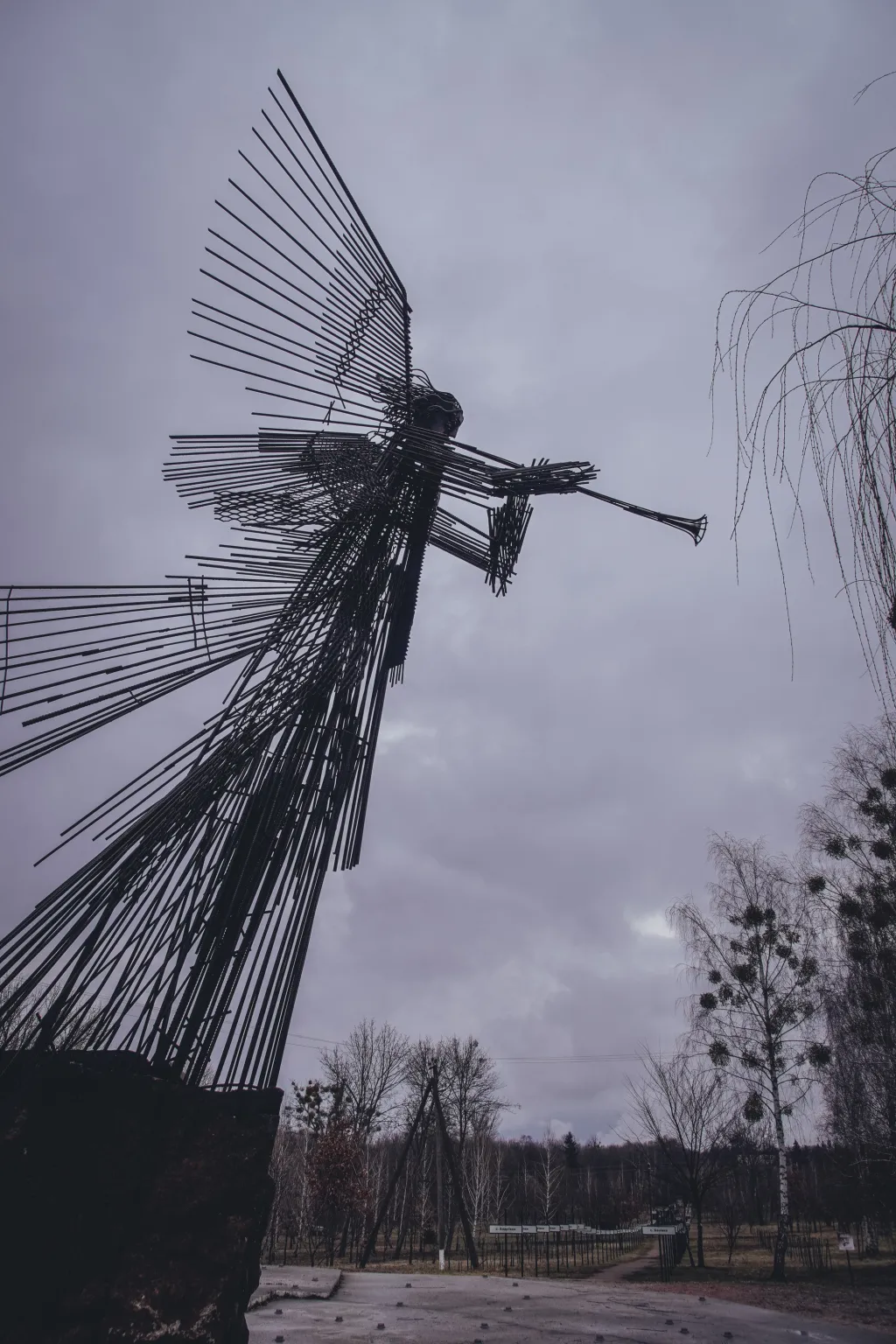 Socha Anděla smrti na památku těch, kteří katastrofu nebo její následky nepřežili