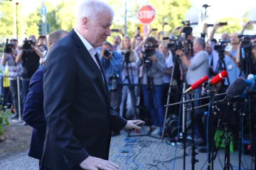 Seehofer: Nenechám se vyhodit kancléřkou, která je kancléřkou jenom díky mně