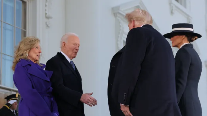 Donald Trump s manželkou Melanií se setkávají s Joem Bidenem a první dámou Jill Bidenovou během inauguračního dne ve Washingtonu