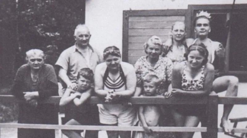 Rodina Feldova na chatě v Rozdrojovicích (1944)