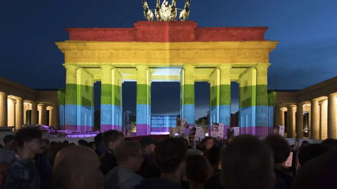 Braniborská brána v duhových barvách gay a lesbického hnutí (18. června 2016)