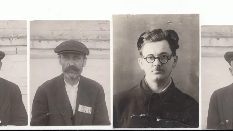 Vězeňské fotografie českých učitelů Václava Pišla, Jaroslava Boučka, Antonína Vodseďálka (třetí zleva) a dělníka Josefa Hegra. Všichni mimo Pišla byli odsouzeni k trestu smrti