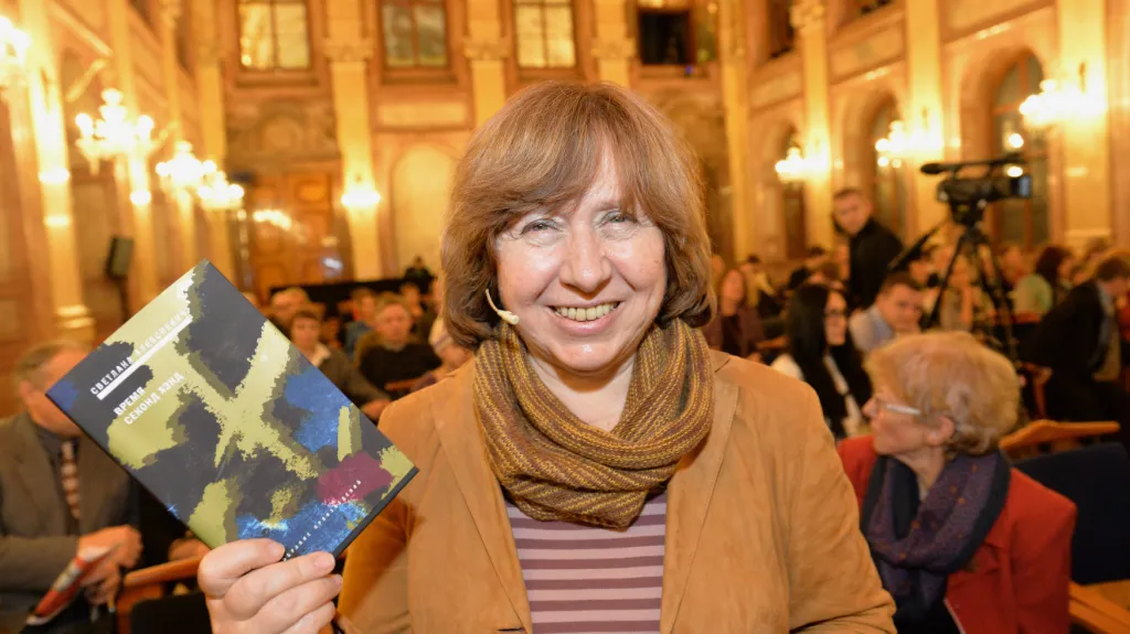 Světlana Alexijevičová s knihou Doba z druhé ruky na Festivalu spisovatelů Praha (2014)