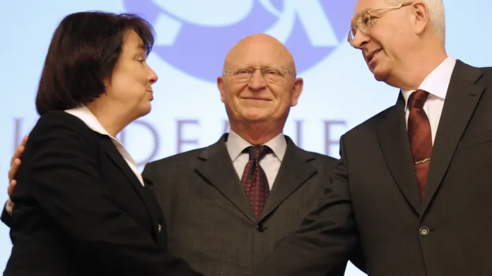 Bývalý předseda AV ČR Václav Pačes (uprostřed) se svým nástupcem Jiřím Drahošem a jeho soupeřkou ve volbě předsedy akademie Evou Sykovou v prosinci 2008