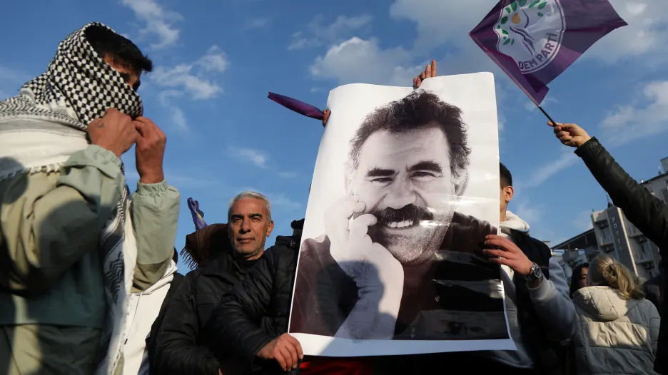 Demonstranti drží fotografii Abdullaha Öcalana během shromáždění v Turecku (únor 2025)