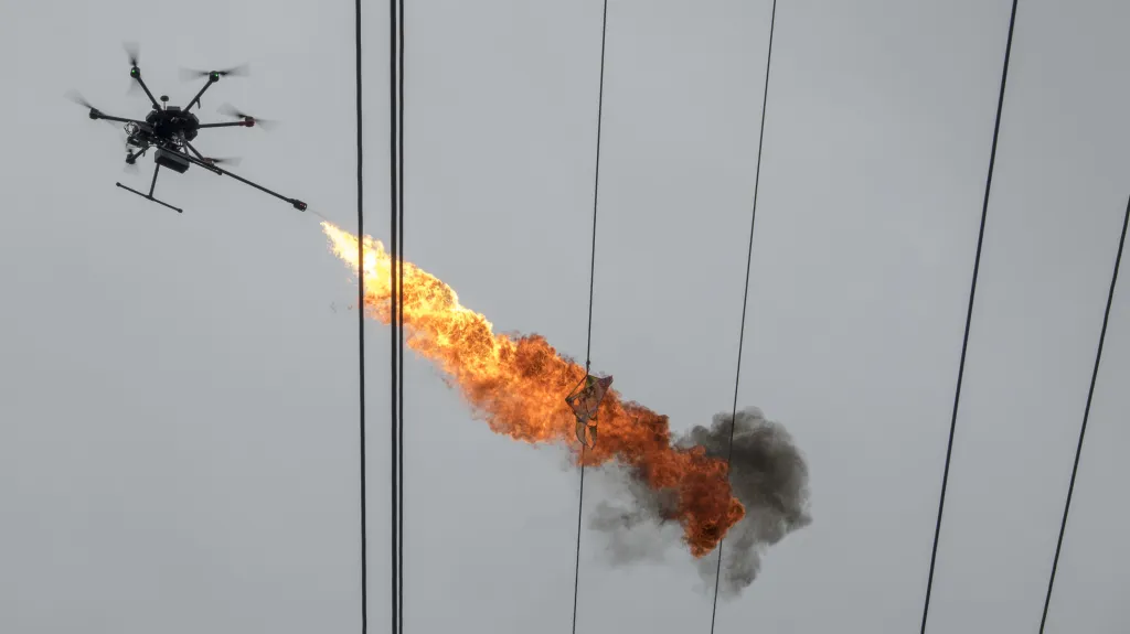 Čína už využívá létající drony k čištění elektrického vedení