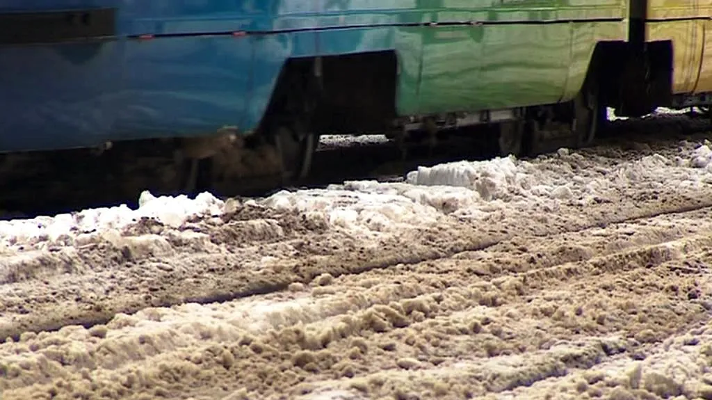 Nánosy sněhu na tramvajových kolejích