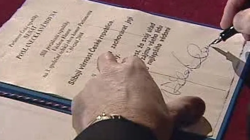 Václav Klaus podepisuje prezidentský slib