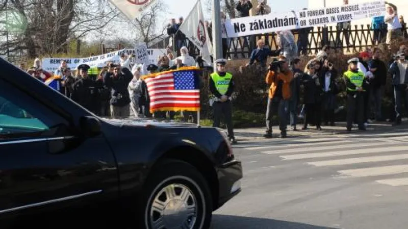 Kolona amerického prezidenta míjí účastníky happeningu iniciativy Ne základnám, kteří se snažili dostat co nejblíže k Pražskému hradu, dějišti summitu USA-Rusko.
