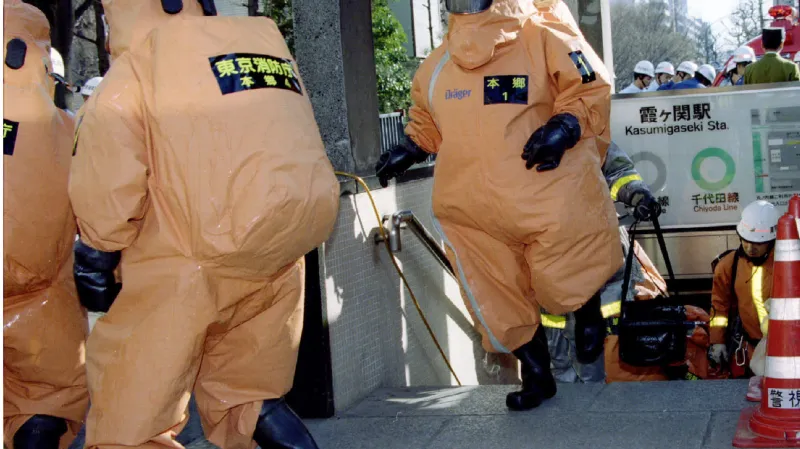 Záchranáři v ochranných oblecích při zásahu v tokijském metru, 20. března 1995