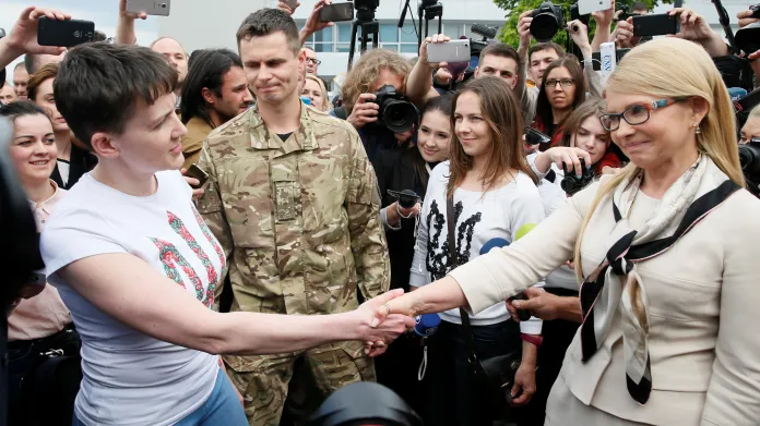 Naděžda Savčenková si po příletu na Ukrajinu potřásá rukou s Julijou Tymošenkovou