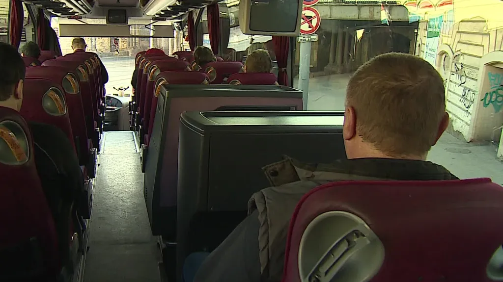 Místo do vlaků museli cestující nastoupit do autobusů