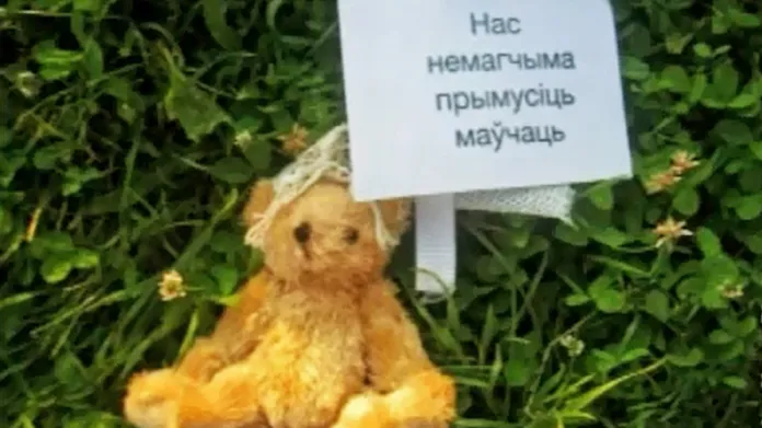 Plyšový medvěd shozený nad Běloruskem