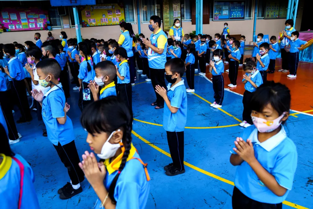 Tata si v současnosti stěžuje, že nemůže boxovat. Pomáhá tedy mamince prodávat věci v obchodě