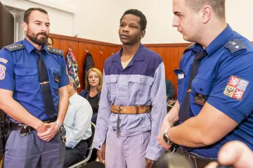 Znásilnění si nepamatuji, ale pokud jsou důkazy, tak souhlasím, řekl u soudu obviněný Libyjec