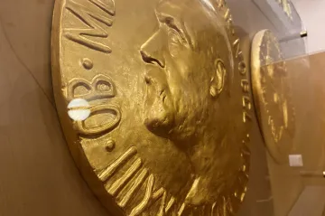 Vědecké Nobelovy ceny už nedostávají geniální jedinci. Výběr z týmů je ale kontroverzní