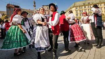 Tančení Moravské besedy na náměstí Svobody