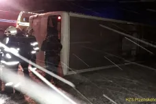 Vítr a sníh zkomplikovaly dopravu. Na auto spadl strom, řidič nepřežil. Na Slovensku zemřelo jedno dítě