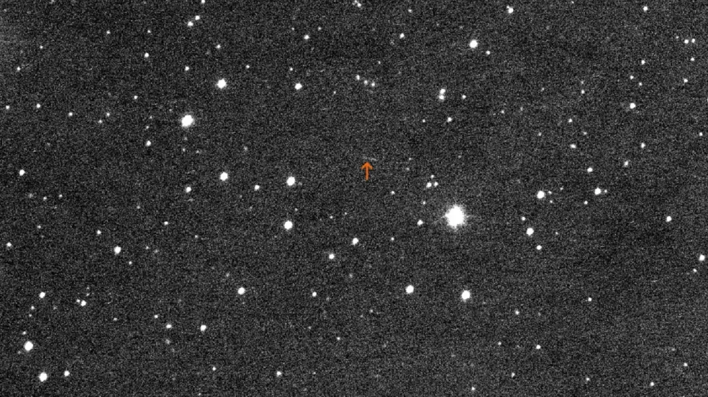 Trajektorie 2020 HS7 na obloze vznikla složením sedmi sedmisekudových expozic pořízených teleskopem KLENOT Observatoře Kleť