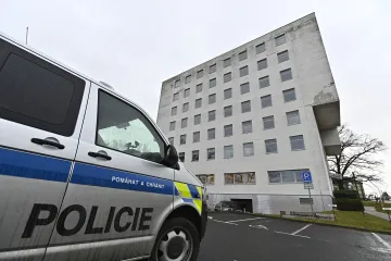 Policie zadržela deset lidí kvůli podezření z korupce při nákupu zdravotnického materiálu, Krajská zdravotní odvolala ředitele