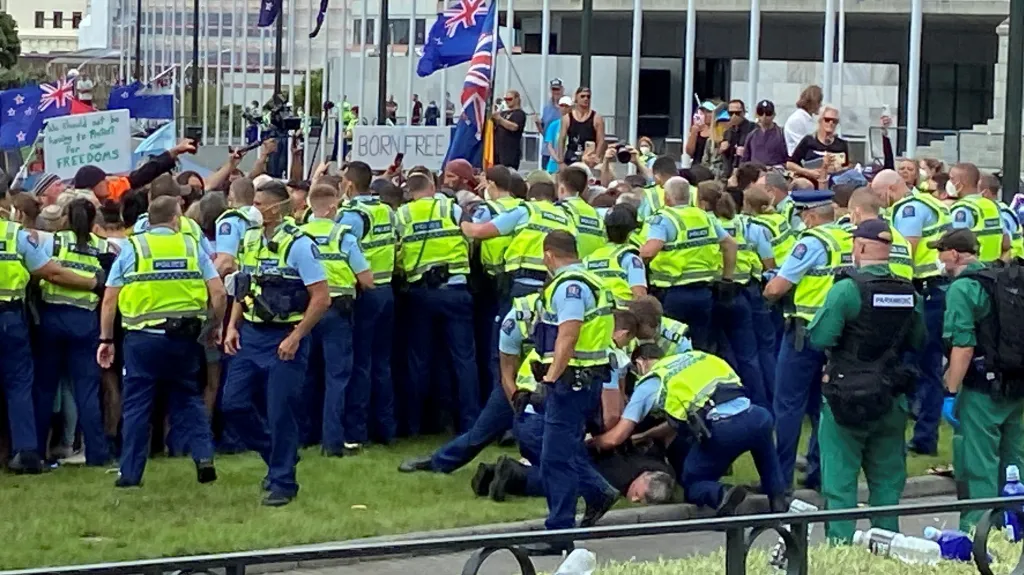 Odpůrci očkování protestují před parlamentem ve Wellingtonu