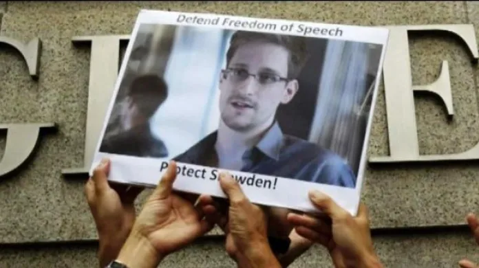 Snowden bojuje o azyl v Moskvě