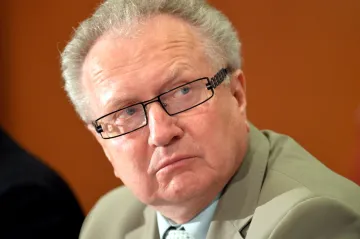 Senátor Veleba šikuje odpůrce služebního zákona, chce podpořit Zemana