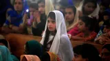 Dívka na velikonoční mši v pákistánském Islámábádu