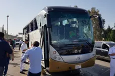 Autobus s turisty v Egyptě zasáhla exploze. Češi mezi zraněnými nejsou