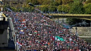 Účastníci provládního „Mírového pochodu“ k 69. výročí maďarského povstání z roku 1956 v Budapešti