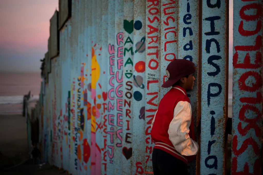 Třináctiletý migrant z Hondurasu jménem Angel dorazil s ostatními členy karavany k hraničnímu plotu mezi Mexikem a USA nedaleko města Tijuana