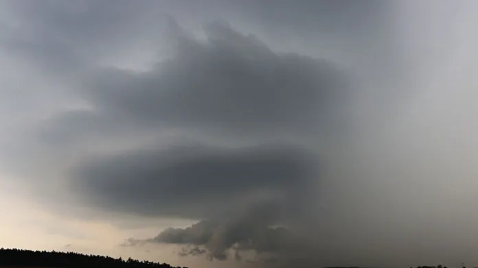 Částí Plzeňského kraje se 11. června 2018 přehnala bouře lokálně doprovázená silným krupobitím. Podle amatérských pozorovatelů počasí, takzvaných lovců bouřek, odpoledne a noc přinesly dosud největší letošní bouřkovou situaci a tři mohutné supercelární bouřky, doprovázené krupobitím. Na snímku je supercela s výraznou rotující mezocyklonou a stěnovým oblakem (wall cloud) zachycená 11. června odpoledne u Boru na Tachovsku v západních Čechách