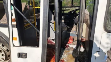 Ruský dronový útok zasáhl autobus v ukrajinském Marhanci