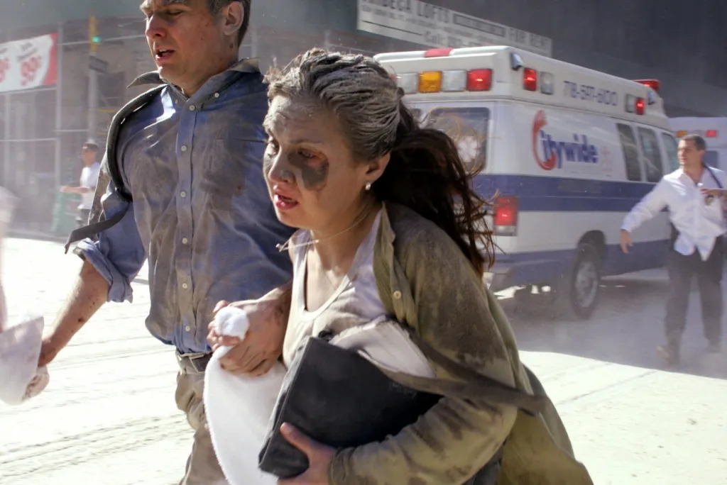 Žena, kterou zasáhl prach valící se ze zhroucených mrakodrapů, už je v bezpečí