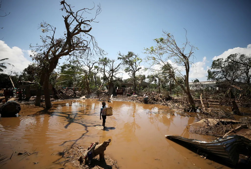 Chlapec mezi troskami svého domu po povodních v důsledku cyklony Idai v Mosambiku