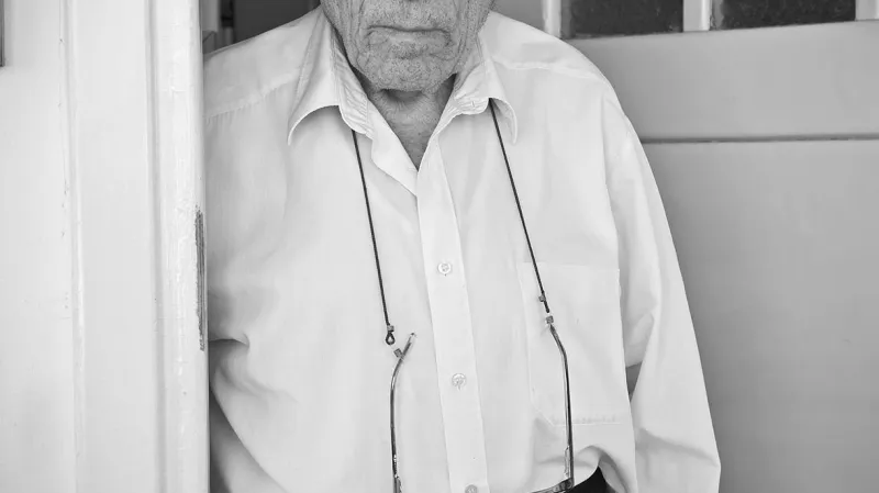 Adolf Burger (Žilina, Osvětim, Osvětim-Březinka, Sachsenhausen, Mauthausen, Ebensee). „Pak ten esesák říká: ‚Budete pracovat tady, na výrobě anglických librových bankovek.‘ Jak to dořekl, pomyslel jsem si, že už se odsud nikdy nedostanu.“ Adolf Burger před domovními dveřmi svého bytu. Česká republika, Praha, 2011