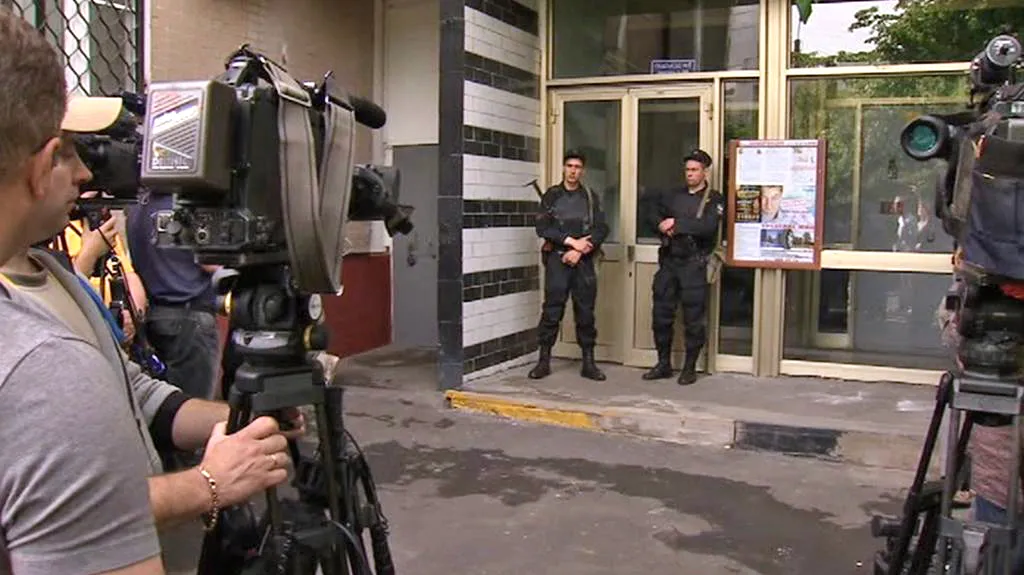 Ruští policisté před domem Alexeje Navalného