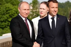 Evropa musí hrát sama za sebe, ukázal Macron návštěvou Putina
